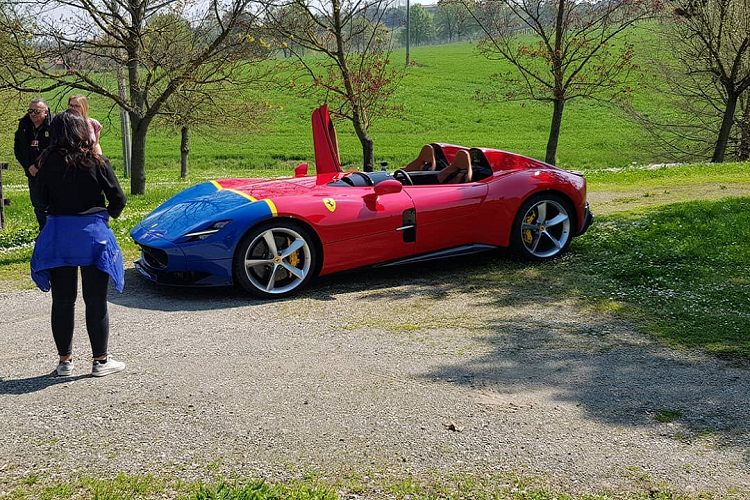 Ferrari Monza có khoang nội thất khá đơn giản và sang trọng. Ferrari loại bỏ đi các chi tiết không cần thiết, chỉ để lại các tính năng cần thiết như bảng điều khiển trung tâm, tay lái tích hợp các nút bấm tiện ích cùng một số chi tiết được làm bằng sợi carbon.