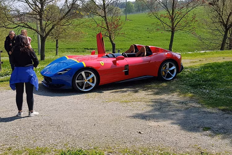 Ferrari Monza có khoang nội thất khá đơn giản và sang trọng. Ferrari loại bỏ đi các chi tiết không cần thiết, chỉ để lại các tính năng cần thiết như bảng điều khiển trung tâm, tay lái tích hợp các nút bấm tiện ích cùng một số chi tiết được làm bằng sợi carbon.