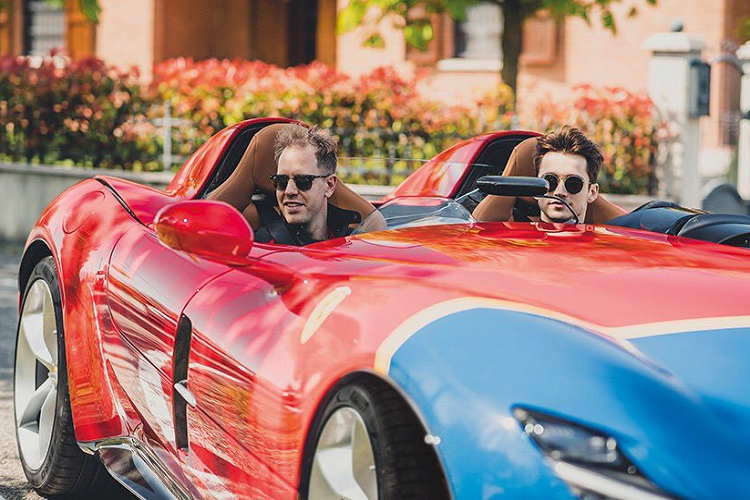 Siêu xe Ferrari Monza được phát triển dựa trên cơ sở mẫu Ferrari 812 Superfast, nhưng với diện mạo hoàn toàn mới, có lẽ ít ai nhận ra được “nét” của 812 trên mẫu xe độc đáo này. Đặc biệt hơn, 2 mẫu Monza được ra mắt với kiểu dáng không có kính cắn gió phía trước cũng như mui xe. Dù vậy, cả hai chiếc xe vẫn đều đáp ứng đủ các tiêu chuẩn để được vận hành một cách hợp pháp trên đường phố.