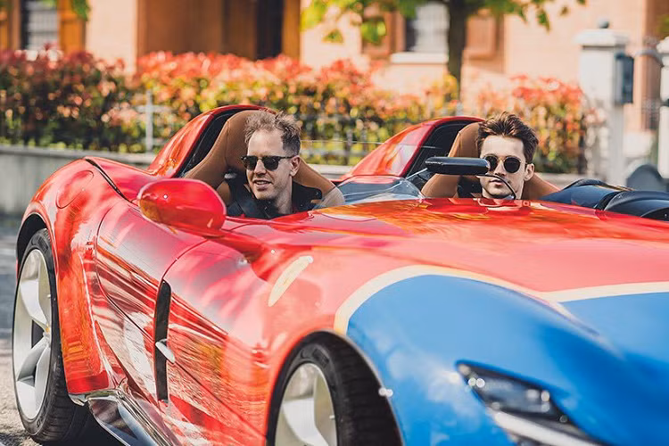 Siêu xe Ferrari Monza được phát triển dựa trên cơ sở mẫu Ferrari 812 Superfast, nhưng với diện mạo hoàn toàn mới, có lẽ ít ai nhận ra được “nét” của 812 trên mẫu xe độc đáo này. Đặc biệt hơn, 2 mẫu Monza được ra mắt với kiểu dáng không có kính cắn gió phía trước cũng như mui xe. Dù vậy, cả hai chiếc xe vẫn đều đáp ứng đủ các tiêu chuẩn để được vận hành một cách hợp pháp trên đường phố.