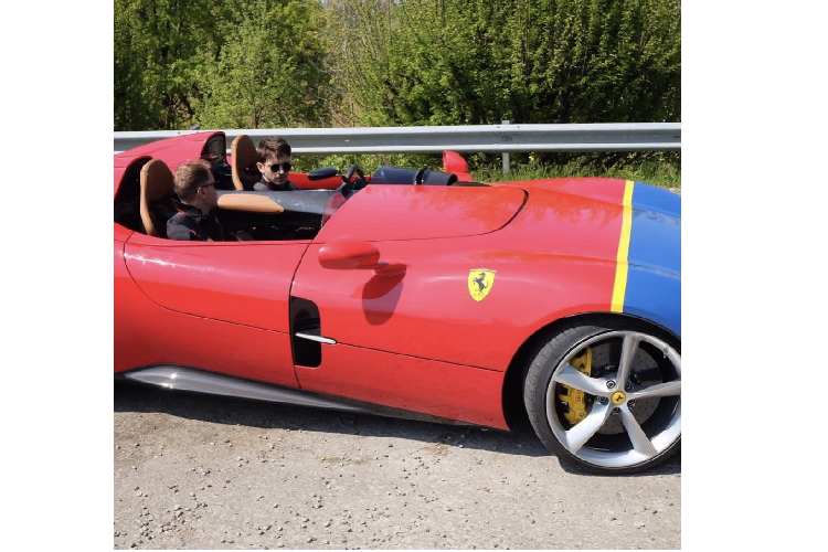 Ferrari Monza là một sản phẩm thuộc khuôn khổ dự án “Icona” của Ferrari – Dòng tụ họp những chiếc Ferrari mới được xây dựng dựa trên những chiếc Ferrari đã trở thành huyền thoại của nhiều năm về trước. Với mẫu Ferrari Monza, Ferrari đã lấy cảm hứng từ chiếc Ferari 160MM đời 1948 – Một trong những chiếc xe đã đem lại chiến thắng vang dội cho Ferrari trên nhiều cuộc đua thời bấy giờ.