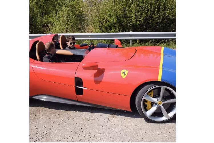 Ferrari Monza là một sản phẩm thuộc khuôn khổ dự án “Icona” của Ferrari – Dòng tụ họp những chiếc Ferrari mới được xây dựng dựa trên những chiếc Ferrari đã trở thành huyền thoại của nhiều năm về trước. Với mẫu Ferrari Monza, Ferrari đã lấy cảm hứng từ chiếc Ferari 160MM đời 1948 – Một trong những chiếc xe đã đem lại chiến thắng vang dội cho Ferrari trên nhiều cuộc đua thời bấy giờ.