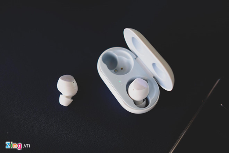 Samsung Galaxy Buds (4,5 triệu đồng) - Model này sở hữu thiết kế nhỏ gọn như một viên sỏi. Âm thanh của tai nghe trong, ấm, rõ ràng ở cả âm bass, âm mid và âm treble, cùng khả năng chống ồn tốt. Chiếc tai nghe này được trang bị phần đệm bằng chất liệu cao su mềm. Tuy nhiên, khi đeo thời gian dài sẽ có tình trạng đau tai. 