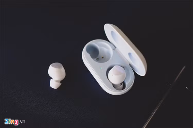 Samsung Galaxy Buds (4,5 triệu đồng) - Model này sở hữu thiết kế nhỏ gọn như một viên sỏi. Âm thanh của tai nghe trong, ấm, rõ ràng ở cả âm bass, âm mid và âm treble, cùng khả năng chống ồn tốt. Chiếc tai nghe này được trang bị phần đệm bằng chất liệu cao su mềm. Tuy nhiên, khi đeo thời gian dài sẽ có tình trạng đau tai. 