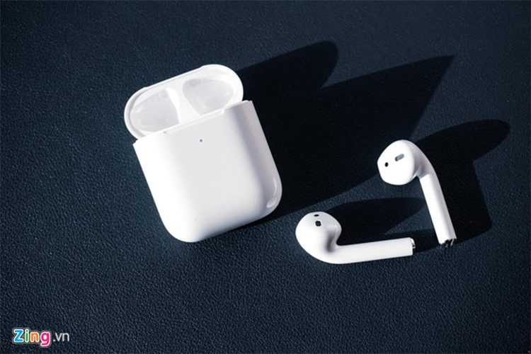 AirPods 2 (6 triệu đồng) - Model này là phiên bản nâng cấp nhẹ so với thiết bị tiền nhiệm. Con chip H1 giúp cải thiện khả năng kết nối, tăng thời gian đàm thoại cũng như bổ sung tính năng “Hey Siri”. Chất lượng âm thanh trên model này cũng được cải thiện với âm lượng lớn, độ chi tiết cao hơn. Tuy nhiên, nó chỉ được bán ra với màu trắng, dễ bẩn, trầy xước trong quá trình sử dụng. Thêm vào đó, mẫu tai nghe này được tối ưu riêng cho các thiết bị của Apple nên không tương thích tốt với những sản phẩm bên ngoài hệ sinh thái của hãng. 