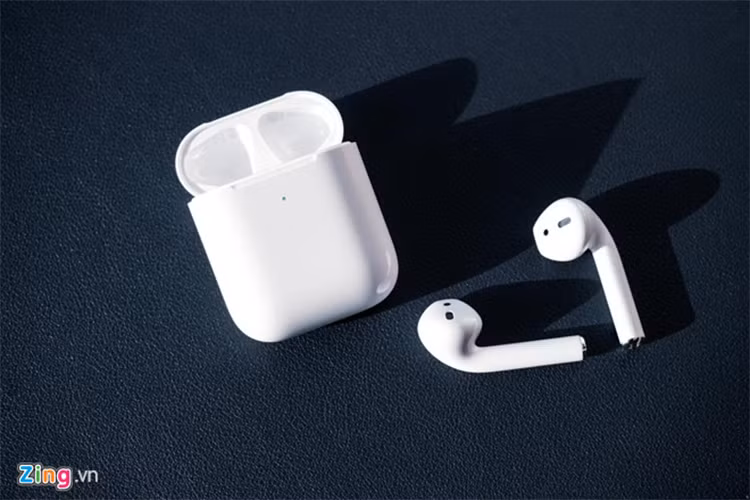 AirPods 2 (6 triệu đồng) - Model này là phiên bản nâng cấp nhẹ so với thiết bị tiền nhiệm. Con chip H1 giúp cải thiện khả năng kết nối, tăng thời gian đàm thoại cũng như bổ sung tính năng “Hey Siri”. Chất lượng âm thanh trên model này cũng được cải thiện với âm lượng lớn, độ chi tiết cao hơn. Tuy nhiên, nó chỉ được bán ra với màu trắng, dễ bẩn, trầy xước trong quá trình sử dụng. Thêm vào đó, mẫu tai nghe này được tối ưu riêng cho các thiết bị của Apple nên không tương thích tốt với những sản phẩm bên ngoài hệ sinh thái của hãng. 