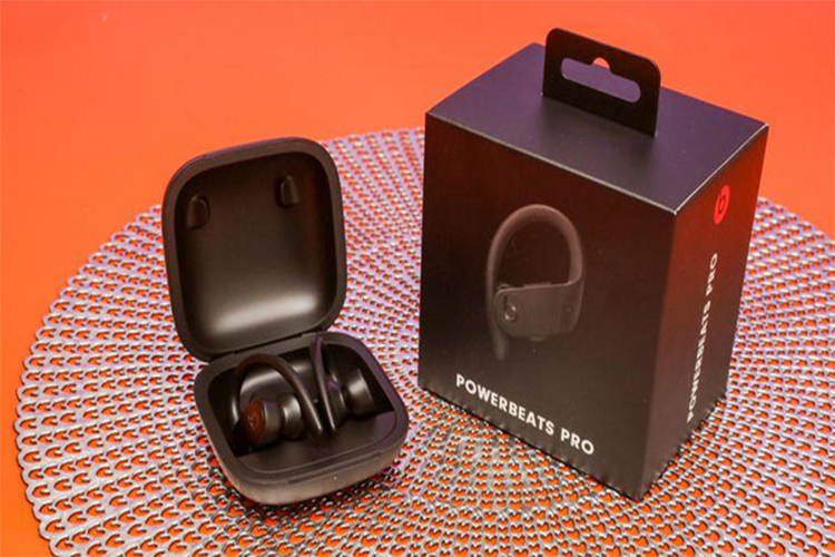 Beats Powerbeats Pro (7 triệu đồng) - Mẫu tai nghe của Beats này được thiết kế dành riêng cho người yêu thích vận động. Phần vòng ở vành tai giúp giữ chắc khi người đeo hoạt động mạnh. Tương tự AirPods, Powerbeat Pro được trang bị chip H1 bổ sung tính năng “Hey Siri” và tăng tốc độ chuyển đổi giữa các thiết bị. Chất âm của model này thiên về dải bass, phù hợp để nghe nhạc EDM, rock. 