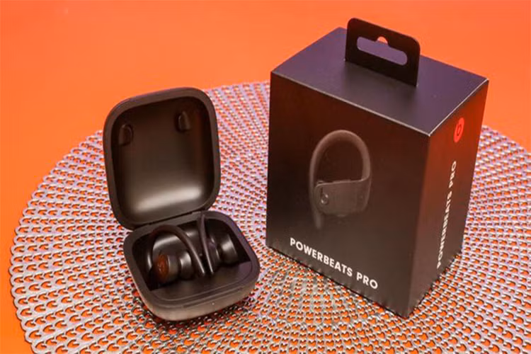 Beats Powerbeats Pro (7 triệu đồng) - Mẫu tai nghe của Beats này được thiết kế dành riêng cho người yêu thích vận động. Phần vòng ở vành tai giúp giữ chắc khi người đeo hoạt động mạnh. Tương tự AirPods, Powerbeat Pro được trang bị chip H1 bổ sung tính năng “Hey Siri” và tăng tốc độ chuyển đổi giữa các thiết bị. Chất âm của model này thiên về dải bass, phù hợp để nghe nhạc EDM, rock. 