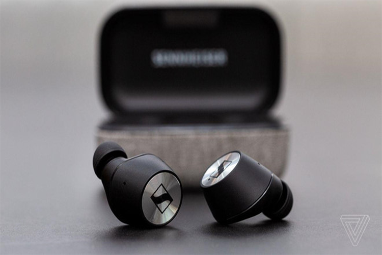 Sennheiser Momentum True Wireless (9 triệu đồng) - Mẫu tai nghe này có thiết kế đơn giản, nhỏ gọn nhưng phần housing lại khá to. Model này cho âm thanh trong trẻo, nhiều chi tiết, bass sâu và chắc, đặc biệt phù hợp với nhu cầu như nhạc rock, EDM. Ngoài ra, nó có khả năng kháng nước IPX4. 