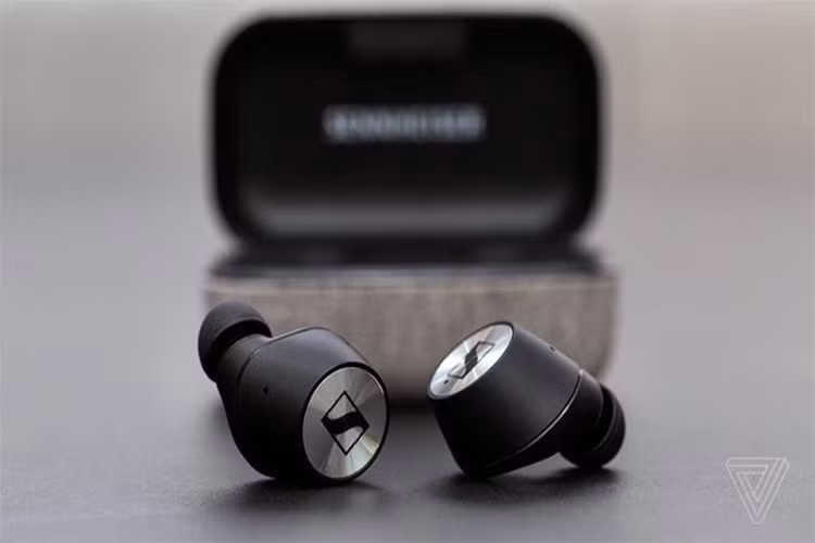 Sennheiser Momentum True Wireless (9 triệu đồng) - Mẫu tai nghe này có thiết kế đơn giản, nhỏ gọn nhưng phần housing lại khá to. Model này cho âm thanh trong trẻo, nhiều chi tiết, bass sâu và chắc, đặc biệt phù hợp với nhu cầu như nhạc rock, EDM. Ngoài ra, nó có khả năng kháng nước IPX4. 