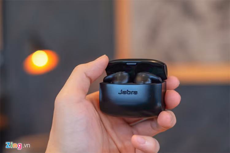 Jabra Elite 65t (4,4 triệu đồng) - Model này được thiết kế gọn gàng, phần đuôi tai nghe không kéo dài. Chiếc tai nghe này mang lại âm thanh cân bằng, chi tiết, dải trung khá ấn tượng, hợp với nhạc hòa tấu hoặc pop. Hạn chế của Elite 65t đến từ âm trầm ở mức trung bình, nên sẽ hơi đuối với các thể loại nhạc như rock, EDM. 