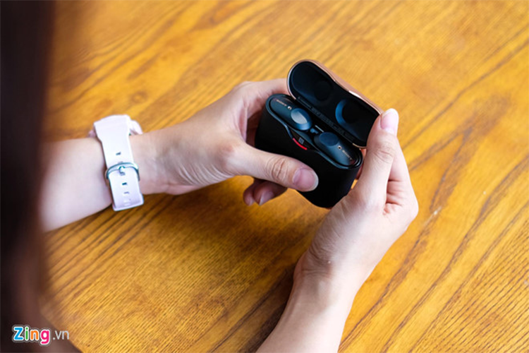 Tai nghe Sony WF-1000XM3 (5,5 triệu đồng) - Model này có kiểu dáng hình “viên thuốc” gần giống chiếc WF-1000X thế hệ trước. Âm thanh trên WF-1000XM3 mang lại cảm giác ấm áp phù hợp với những bản ballad khá ngọt. Tính năng sáng giá của model này là chống ồn chủ động. Tai nghe có thể hoạt động liên tục 8 giờ, tối đã 32 giờ kèm hộp sạc. Điểm trừ là tai nghe này không chống nước. 