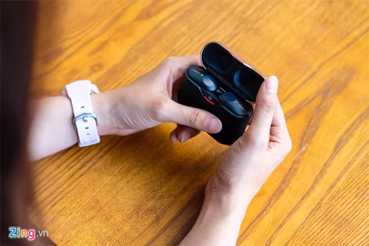 Tai nghe Sony WF-1000XM3 (5,5 triệu đồng) - Model này có kiểu dáng hình “viên thuốc” gần giống chiếc WF-1000X thế hệ trước. Âm thanh trên WF-1000XM3 mang lại cảm giác ấm áp phù hợp với những bản ballad khá ngọt. Tính năng sáng giá của model này là chống ồn chủ động. Tai nghe có thể hoạt động liên tục 8 giờ, tối đã 32 giờ kèm hộp sạc. Điểm trừ là tai nghe này không chống nước. 