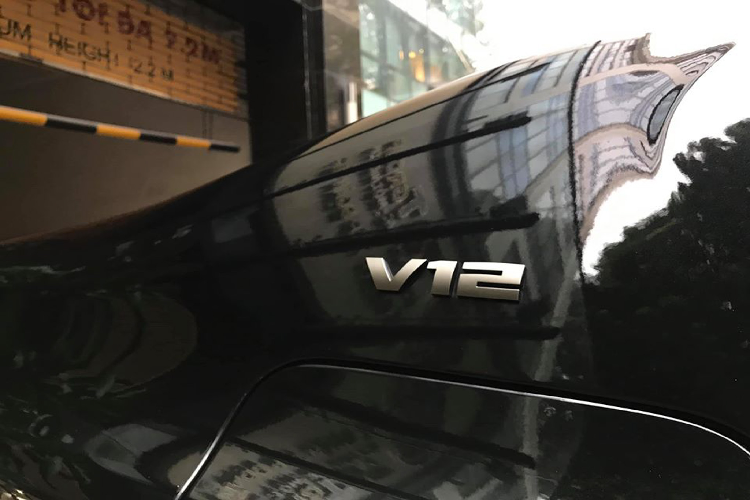 Mặc dù không thể mua được một chiếc S-Class V12 mới như trước, nhưng người mua vẫn có thể chạm đến những cổ máy V12 của ‘’Mẹc’’ trên các dòng siêu sang mang thương hiệu Mercedes-Maybach! Nếu không thích siêu sedan? Đừng quên Pagani, khi Mercedes-AMG vẫn đang là nhà cung cấp động cơ V12 cho thương hiệu siêu xe Ý này.