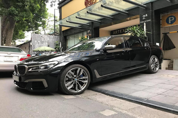 Đây chính là một phần lý do dẫn đến việc Mercedes-AMG đã từ bỏ động cơ V12 lắp trên G65, SL65 hay S65. Giá xe BMW M760Li xDrive thuộc dòng 7 Series mới (G12) khi lăn bánh tại Việt Nam chủ nhân sẽ phải chi trên dưới 13 tỷ đồng.