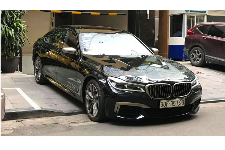 Ở phiên bản xe sang BMW M760Li, hãng xe Đức đã sử dụng khối động cơ lớn nhất trong danh mục sản phẩm của mình – V12 6.6L tăng áp kép (twin-turbocharged) mã N74, đây là khối động cơ V12 6.6L được tìm thấy trên các dòng xe siêu sang mang thương hiệu Rolls-Royce như: Ghost, Wraith hay Dawn. Trên M760Li, động cơ cho công suất tối đa lên đến 600 mã lực và mô-men xoắn cực đại 800Nm.