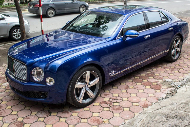 Vào năm 2017 giá xe Bentley Mulsanne Speed phân phối chính hãng được khai báo ở mức khoảng 202.000 bảng Anh, tổng các khoản thuế mà chiếc xe phải nộp (khi làm thủ tục nhập khẩu) gần 13 tỷ đồng (64% thuế Nhập khẩu, 10% thuế Giá trị gia tăng; 60% thuế Tiêu thụ đặc biệt)... khiến cho nó ở mức tới 25 tỷ đồng.
