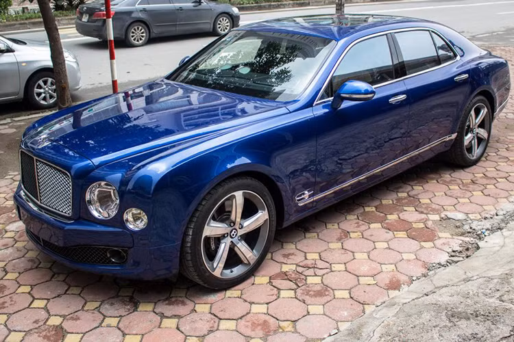 Vào năm 2017 giá xe Bentley Mulsanne Speed phân phối chính hãng được khai báo ở mức khoảng 202.000 bảng Anh, tổng các khoản thuế mà chiếc xe phải nộp (khi làm thủ tục nhập khẩu) gần 13 tỷ đồng (64% thuế Nhập khẩu, 10% thuế Giá trị gia tăng; 60% thuế Tiêu thụ đặc biệt)... khiến cho nó ở mức tới 25 tỷ đồng.