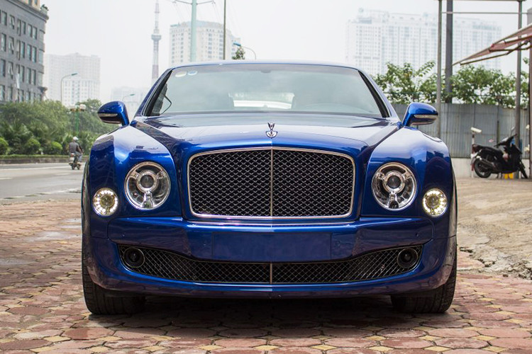 Chiếc Bentley Mulsanne màu xanh Sequin này thuộc phiên bản năm 2016. Hiện tại, nó đang được rao bán thông qua một đại lý tư nhân tại Hà Nội với mức giá khoảng 900.000 USD (khoảng 20,8 tỷ đồng), một mức giá được cho là khá hợp lý cho một chiếc xe với màu sắc khá độc đáo.