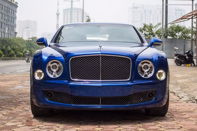 Chiếc Bentley Mulsanne màu xanh Sequin này thuộc phiên bản năm 2016. Hiện tại, nó đang được rao bán thông qua một đại lý tư nhân tại Hà Nội với mức giá khoảng 900.000 USD (khoảng 20,8 tỷ đồng), một mức giá được cho là khá hợp lý cho một chiếc xe với màu sắc khá độc đáo.