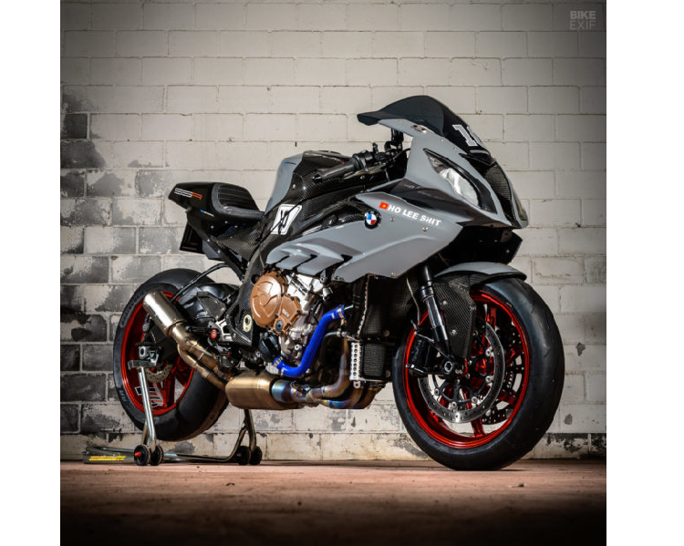 Gần đây đội thợ VTR lại nóng lòng muốn độ một chiếc BMW S khác, vì vậy họ đã rà soát những chiếc xe sẵn có ở Stucki2Rad và chọn ra được hai chiếc xe đời 2017 có công tơ mét thấp: một chiếc xe môtô BMW S1000RR và một chiếc S1000XR.