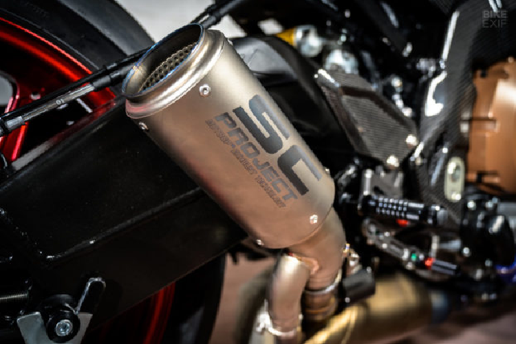 Cả hai xe đều được trang bị hệ thống xả dành cho xe đua của SC Project nhưng VTR Customs cũng chuẩn bị sẵn cho chủ mới của xe hệ thống xả hợp lệ cho đường thường. Cả hai chiếc BMW đều đã tìm được chủ mới. Chiếc XR thì được mua lại tại Triển lãm mô tô Thụy Sỹ còn chiếc RR cũng được sang tên vài ngày sau đó.