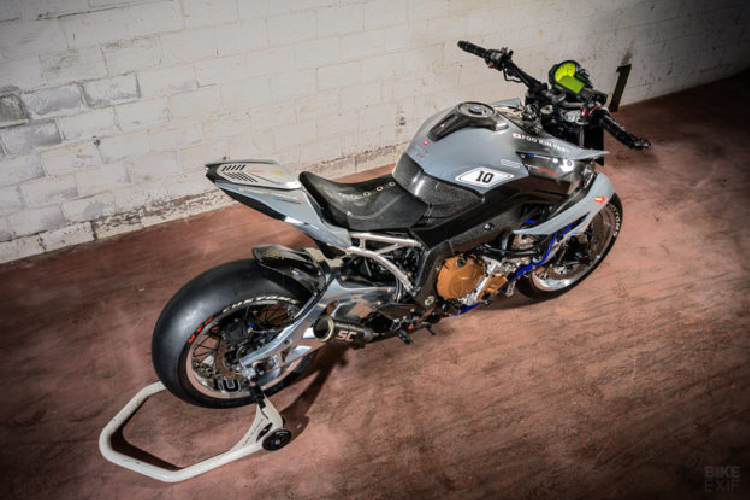 Chiếc XR còn có cặp vành đặc nan hoa Kineo đặc chế. Toàn bộ các núm trên nan hoa đều có màu đen, ngoại trừ các nan gần van thì có màu đỏ và xanh. VTR cũng gắn cho xe thanh lái Magura, nâng cấp cần tay và bổ sung cho nó nắp bình xăng Rizoma. Chiếc xe trên hình có gắn lốp trơn cho xe đua nhưng VTR cũng chuẩn bị sẵn một cặp lốp đường thường để dành cho chủ mới của xe.