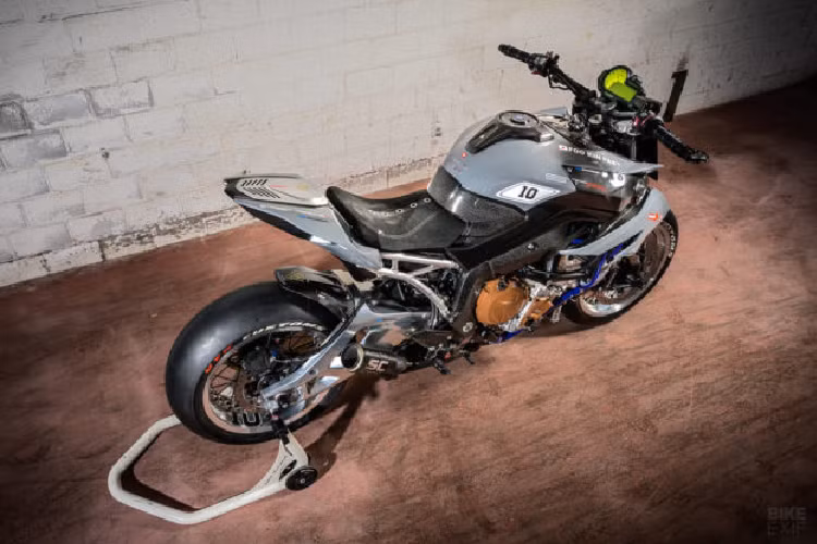 Chiếc XR còn có cặp vành đặc nan hoa Kineo đặc chế. Toàn bộ các núm trên nan hoa đều có màu đen, ngoại trừ các nan gần van thì có màu đỏ và xanh. VTR cũng gắn cho xe thanh lái Magura, nâng cấp cần tay và bổ sung cho nó nắp bình xăng Rizoma. Chiếc xe trên hình có gắn lốp trơn cho xe đua nhưng VTR cũng chuẩn bị sẵn một cặp lốp đường thường để dành cho chủ mới của xe.