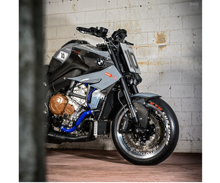 VTR quyết định làm chiếc BMW S1000XR có tên ‘STR10’ trước. Dani có sẵn một loạt ý tưởng trong đầu để tạo nên một chiếc xe nửa supermoto, nửa street tracker và có một chút street fighter.