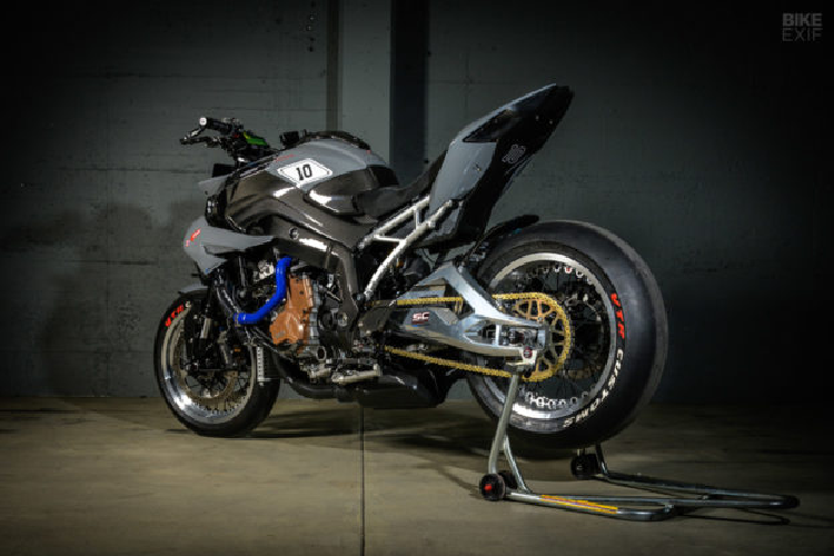 Chiếc XR có nhiều lớp chắn và thân xe nên trước tiền VTR phải giảm bớt số lượng phụ tùng sẵn có của xe. Tuy nhiên, về sau họ quyết định loại bỏ toàn bộ thân xe gốc để hướng tới kiểu dáng xe đua toàn phần với một tấm bảng số ở đằng trước.