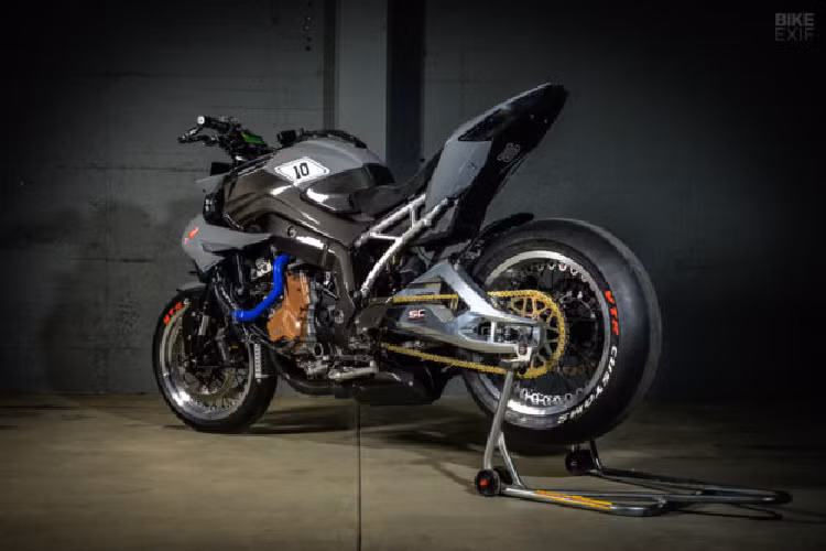 Chiếc XR có nhiều lớp chắn và thân xe nên trước tiền VTR phải giảm bớt số lượng phụ tùng sẵn có của xe. Tuy nhiên, về sau họ quyết định loại bỏ toàn bộ thân xe gốc để hướng tới kiểu dáng xe đua toàn phần với một tấm bảng số ở đằng trước.