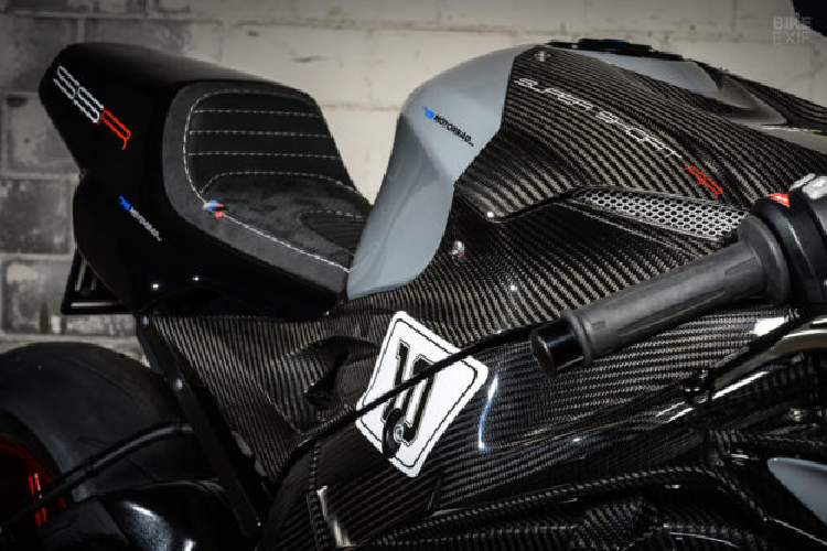 Tiếp theo, đội thợ suy tính về phần ốp đuôi. VTR cũng bán phụ tùng của JvB Moto (được chế tạo bởi Kedo) nên họ sẵn có một vài ốp đuôi của JvB trên kệ. Sau khi xem xét, họ quyết định sử dụng ốp đuôi phiên bản dài. Tiếp đó, họ chỉnh sửa lại khung sườn của chiếc RR cho phù hợp.