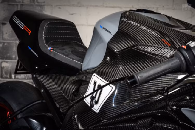 Tiếp theo, đội thợ suy tính về phần ốp đuôi. VTR cũng bán phụ tùng của JvB Moto (được chế tạo bởi Kedo) nên họ sẵn có một vài ốp đuôi của JvB trên kệ. Sau khi xem xét, họ quyết định sử dụng ốp đuôi phiên bản dài. Tiếp đó, họ chỉnh sửa lại khung sườn của chiếc RR cho phù hợp.