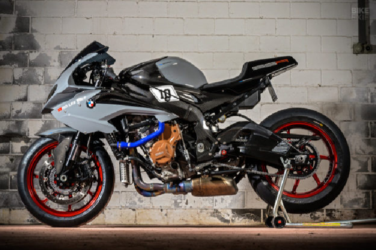 Tiếp theo là chiếc siêu môtô BMW S1000RR có tên ‘SSR10’. Lần này VTR sử dụng cách tiếp cận khác. Phần lớn cảm hứng của họ tới từ những chiếc siêu xe thể thao độ của Mỹ với phần thân bán naked, yên ngắn và một lượng vừa đủ các chi tiết trang trí.