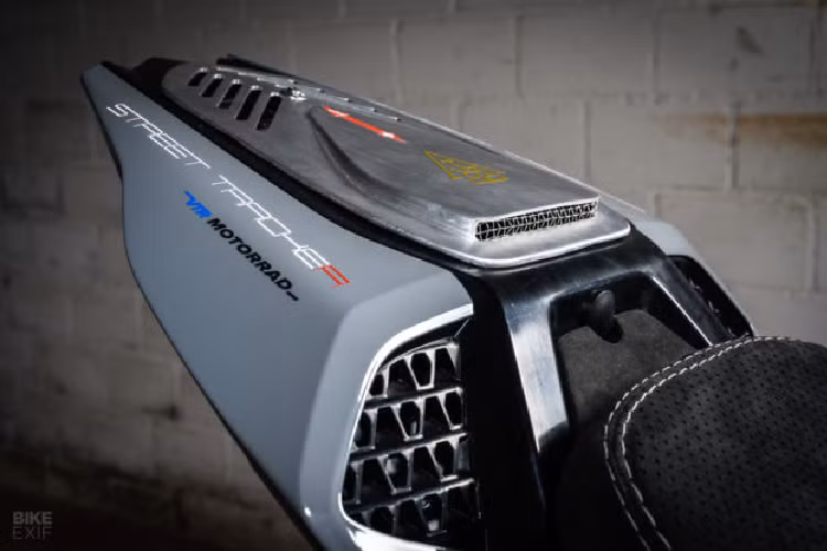 Lúc mà VTR bắt đầu làm phần đuôi, mẫu S100RR đời 2019 đã được công bố tại EICMA. Đội thợ nhận thấy rằng ốp đuôi của RR mới trông rất hợp với chiếc XR này. Sau khi hứa hẹn đủ kiểu, VTR đã thuyết phục được người của BMW gửi cho họ một mẫu thử của phần ốp đuôi mới.