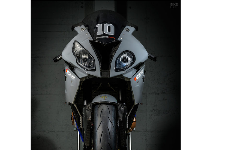 Cả hai chiếc BMW đều được hoàn thiện với màu giống nhau: Xám Nardo trứ danh của Tập đoàn Volkswagen. Đây cũng là màu chiếc BMW Series 5 của Dani. Cả hai xe đều được gắn một loạt bộ phận bằng sợi carbon và lớp bọc yên ấn tượng được thực hiện bởi Yves Knobel.