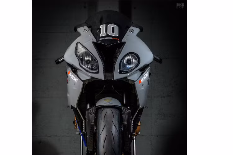 Cả hai chiếc BMW đều được hoàn thiện với màu giống nhau: Xám Nardo trứ danh của Tập đoàn Volkswagen. Đây cũng là màu chiếc BMW Series 5 của Dani. Cả hai xe đều được gắn một loạt bộ phận bằng sợi carbon và lớp bọc yên ấn tượng được thực hiện bởi Yves Knobel.