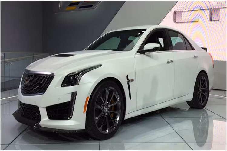 Tốc độ chắc chắn không phải là điều đầu tiên xuất hiện trong đầu nhiều người khi nghĩ về Cadillac, nhưng chiếc CTS-V Sedan là một điều khác biệt. Đây là chiếc sedan Cadillac nhanh nhất và mạnh nhất từng được tạo ra, xe sử dụng động cơ V8 tăng áp 6.2L tạo ra 640 mã lực và mô-men xoắn 854 Nm.