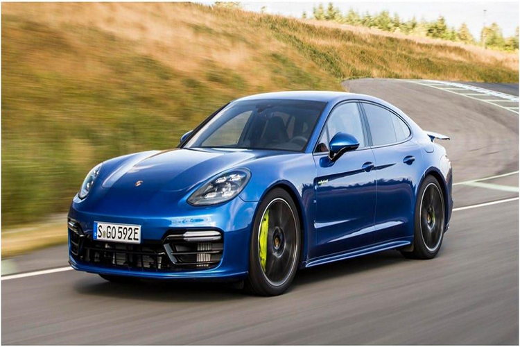 Porsche Panamera Turbo S E-Hybrid 2019: Panamera được xem là dòng xe lớn nhất mà hãng Porsche từng sản xuất. Mặc dù có kích thước 5.049 m và khối lượng 2.381 tấn, mẫu xe này vẫn lọt được vào top 10 chiếc sedan nhanh nhất thế giới.