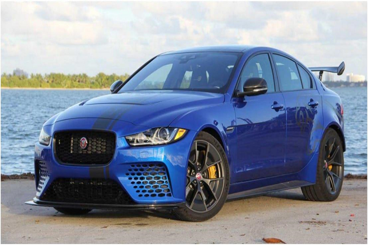 Dựa trên chiếc bốn cửa Jaguar XE hạng trung, Jaguar XE SV Project 8 được tạo ra như một phiên bản hiệu suất cao của Jaguar XE. Chiếc xe này chỉ mất 7 phút 21,2 giây để hoàn thành 1 vòng tại đường đua Nurburgring.