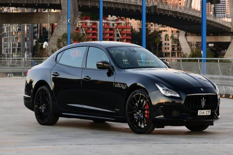 Maserati Quattroporte GTS được biết đến như một con mãnh thú 4 cửa của hãng xe “đinh ba” nổi tiếng. Dưới nắp ca-pô là khối động cơ V8 3,8L tăng áp kép sản sinh 530 mã lực. Toàn bộ sức mạnh của xe được truyền đến bánh sau và giúp xe có khả năng tăng tốc 0-100 km/h chỉ trong 4,7 giây, tốc độ tối đa 310 km/h.