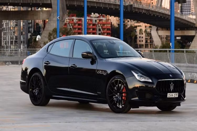 Maserati Quattroporte GTS được biết đến như một con mãnh thú 4 cửa của hãng xe “đinh ba” nổi tiếng. Dưới nắp ca-pô là khối động cơ V8 3,8L tăng áp kép sản sinh 530 mã lực. Toàn bộ sức mạnh của xe được truyền đến bánh sau và giúp xe có khả năng tăng tốc 0-100 km/h chỉ trong 4,7 giây, tốc độ tối đa 310 km/h.