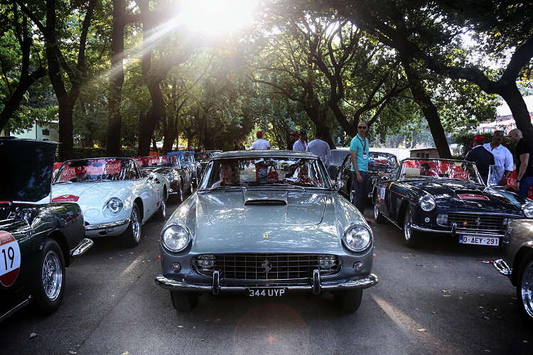 Trước thềm sự kiện đình đám này, tại Rome, một cuộc diễu hành gồm 80 chiếc Ferrari đã được diễn ra.