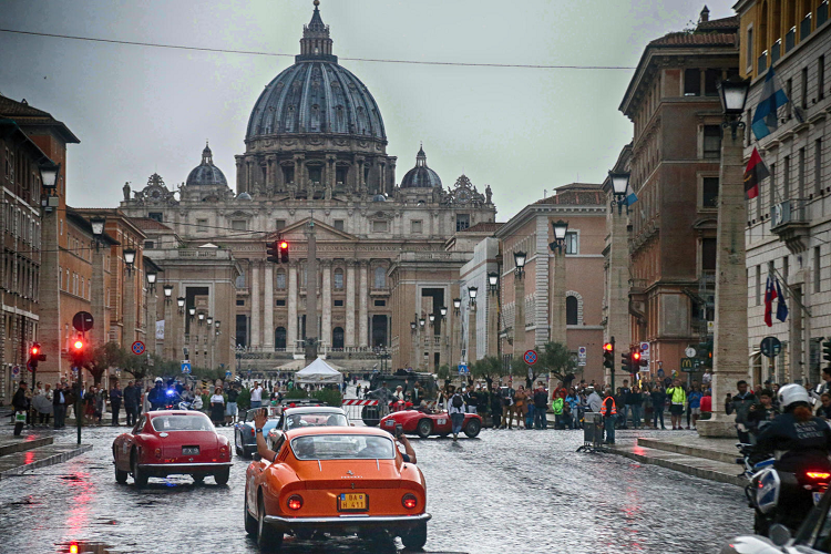 Auto Avio Costruzioni 815 là chiếc xe đầu tiên được Ferrari thiết kế và chế tạo hoàn toàn, bất chấp các vấn đề pháp lý với Alfa Romeo.