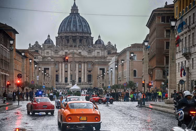 Auto Avio Costruzioni 815 là chiếc xe đầu tiên được Ferrari thiết kế và chế tạo hoàn toàn, bất chấp các vấn đề pháp lý với Alfa Romeo.