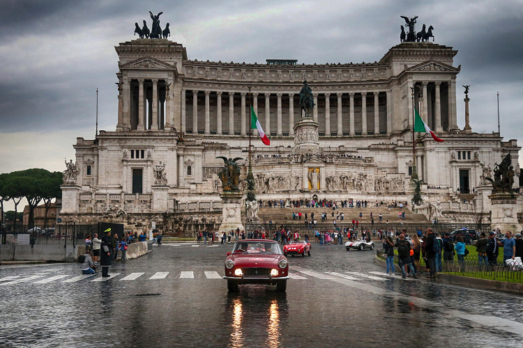 Ferrari được chính thức thành lập vào năm 1947, nhưng Enzo Ferrari thực sự đã thành lập thương hiệu vào năm 1939 khi Auto Avio Costruzioni rời khỏi bộ phận đua của Alfa Romeo.