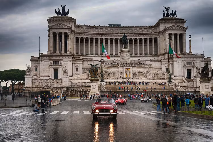 Ferrari được chính thức thành lập vào năm 1947, nhưng Enzo Ferrari thực sự đã thành lập thương hiệu vào năm 1939 khi Auto Avio Costruzioni rời khỏi bộ phận đua của Alfa Romeo.