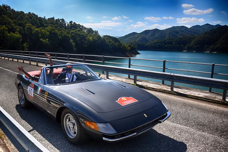 Các khách hàng của Ferrari từ nhiều nơi trên thế giới đã có cơ hội lái chiếc xe yêu thích của mình trên những con đường mới lạ, lái xe qua những nơi thanh bình cùng khung cảnh đẹp hay cả thị trấn nhỏ mà những chiếc Ferrari cổ đã từng được thử nghiệm từ thuở sơ khái.