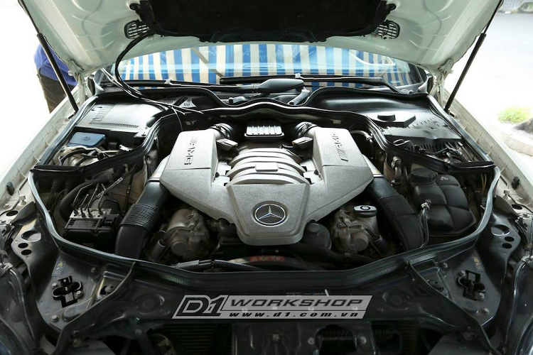 Tuy nhiên chi tiết độ nổi bật nhất ở bên ngoài đó là bộ mâm độ Rohana RC7 với thiết kế 7 cánh đơn khoẻ khoắn, cũng được sơn màu đen bóng. Bọc xung quanh bộ mâm độ đường kính 20 inch này là lốp Toyo Proxes T1 Sport, đem tới độ bám đường cao và cảm giác lái chính xác hơn.