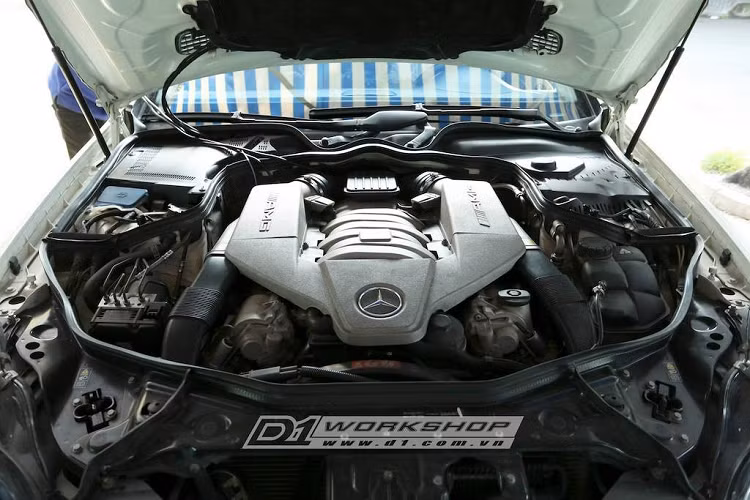 Tuy nhiên chi tiết độ nổi bật nhất ở bên ngoài đó là bộ mâm độ Rohana RC7 với thiết kế 7 cánh đơn khoẻ khoắn, cũng được sơn màu đen bóng. Bọc xung quanh bộ mâm độ đường kính 20 inch này là lốp Toyo Proxes T1 Sport, đem tới độ bám đường cao và cảm giác lái chính xác hơn.